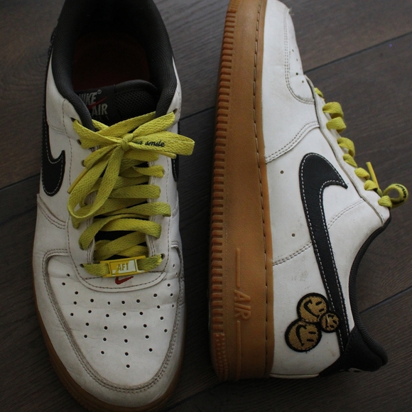 Nike Kids White & Black Sneakers with Yellow Laces - Picture 4 of 6